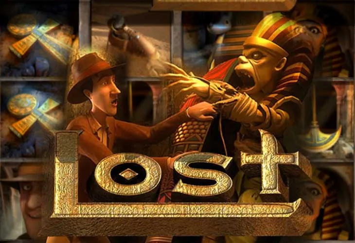 Jugador feliz disfrutando de las tragaperras online en el casino Sharkroll desde su ordenador.